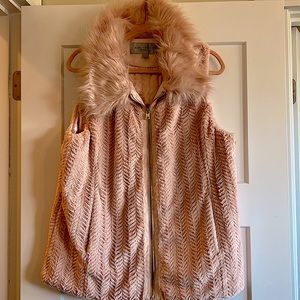 Andrew Marc furry light pink Vest
